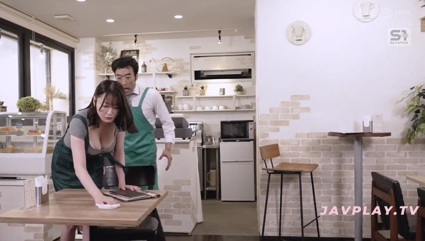 「這桌子放不下！」當鷲尾芽衣的K罩杯成了辦公室的甜蜜負擔