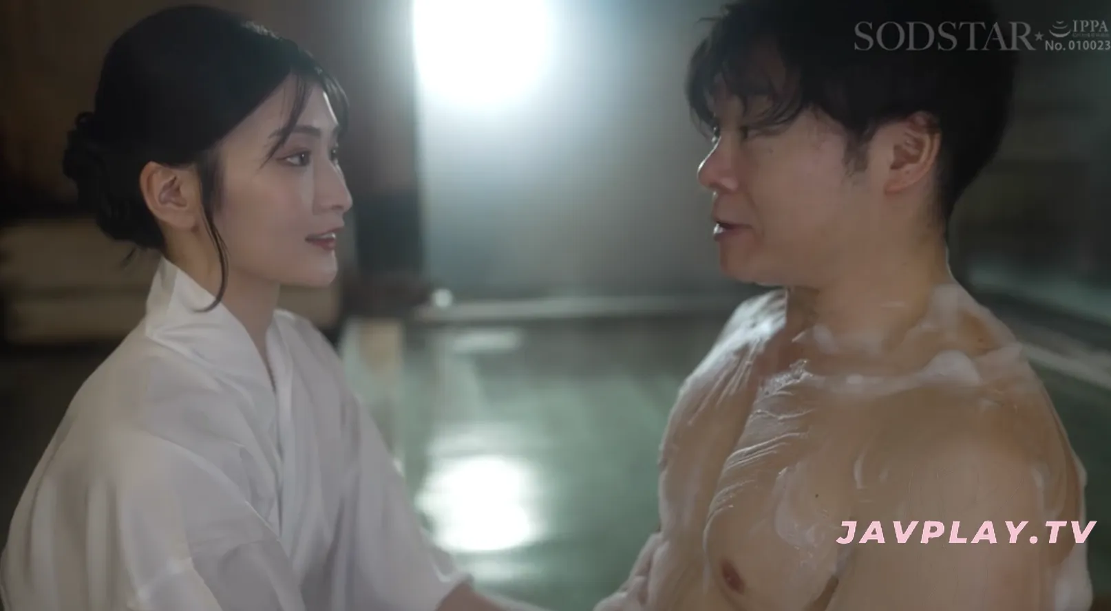 當夜幕降臨：本莊鈴的誘惑溫泉體驗竟然這樣開始！